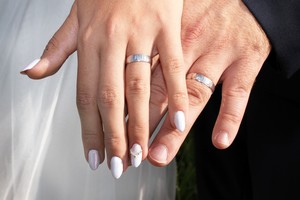 Baxy White zajímavé lesklé zlaté snubní prsteny v bílé barvě