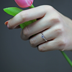 Ilona White - zlatý prsten zdoben kamínkem