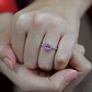 Alice P White zásnubní prsten z bílého zlata s růžovým zirkonem